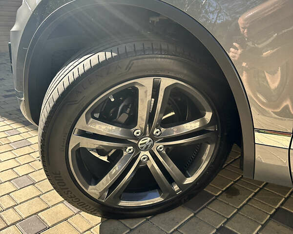 Серый Фольксваген Туарег, объемом двигателя 2.97 л и пробегом 240 тыс. км за 27500 $, фото 9 на Automoto.ua