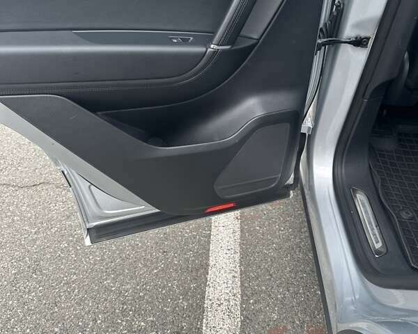 Серый Фольксваген Туарег, объемом двигателя 2.97 л и пробегом 196 тыс. км за 28000 $, фото 6 на Automoto.ua