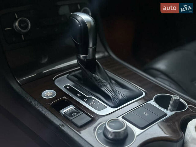 Серый Фольксваген Туарег, объемом двигателя 2.97 л и пробегом 268 тыс. км за 19700 $, фото 12 на Automoto.ua