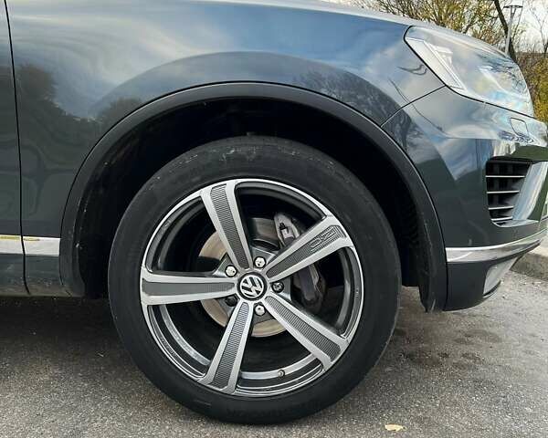 Серый Фольксваген Туарег, объемом двигателя 2.97 л и пробегом 200 тыс. км за 28500 $, фото 4 на Automoto.ua