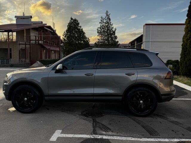 Серый Фольксваген Туарег, объемом двигателя 3 л и пробегом 200 тыс. км за 23500 $, фото 1 на Automoto.ua