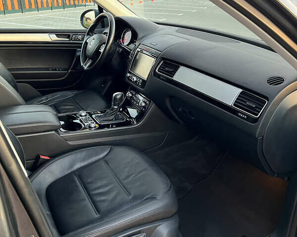 Серый Фольксваген Туарег, объемом двигателя 2.97 л и пробегом 200 тыс. км за 28500 $, фото 45 на Automoto.ua