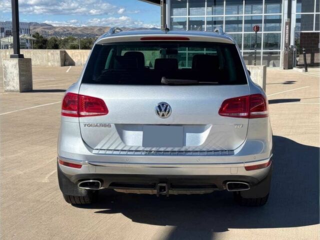 Серый Фольксваген Туарег, объемом двигателя 3 л и пробегом 76 тыс. км за 14000 $, фото 5 на Automoto.ua