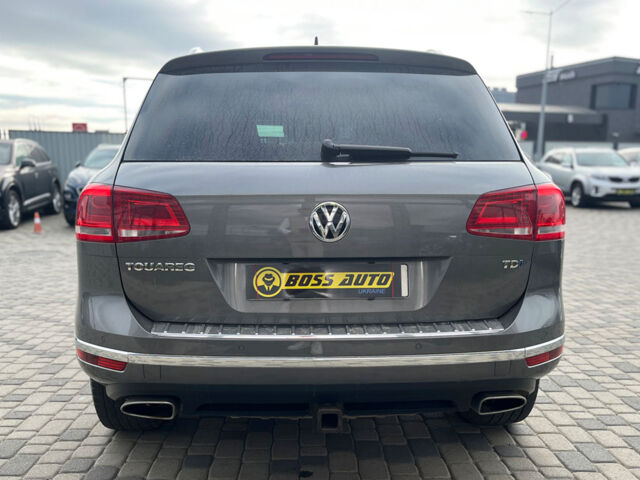 Серый Фольксваген Туарег, объемом двигателя 3 л и пробегом 176 тыс. км за 25000 $, фото 5 на Automoto.ua