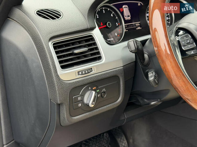 Серый Фольксваген Туарег, объемом двигателя 3 л и пробегом 228 тыс. км за 24900 $, фото 24 на Automoto.ua