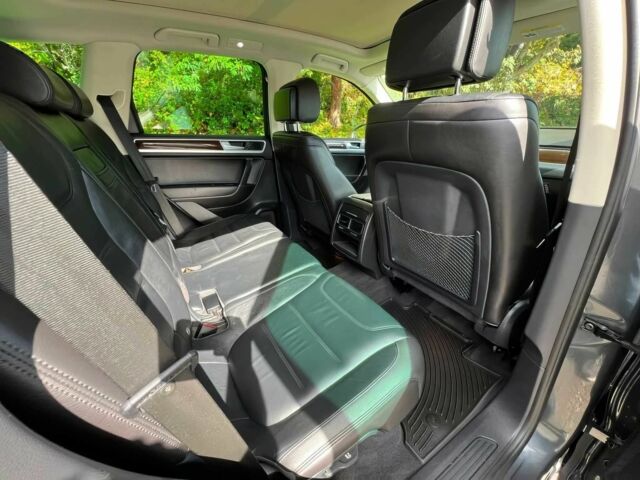 Серый Фольксваген Туарег, объемом двигателя 3 л и пробегом 74 тыс. км за 14700 $, фото 9 на Automoto.ua