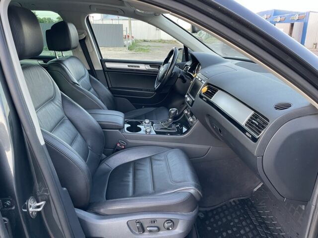 Сірий Фольксваген Туарег, об'ємом двигуна 3 л та пробігом 168 тис. км за 27500 $, фото 4 на Automoto.ua