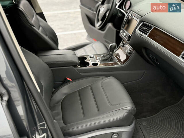 Серый Фольксваген Туарег, объемом двигателя 3 л и пробегом 186 тыс. км за 22500 $, фото 27 на Automoto.ua