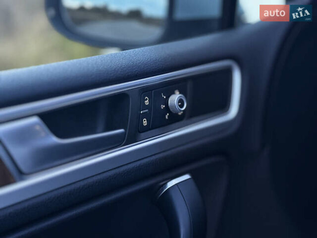 Серый Фольксваген Туарег, объемом двигателя 3 л и пробегом 205 тыс. км за 27500 $, фото 43 на Automoto.ua