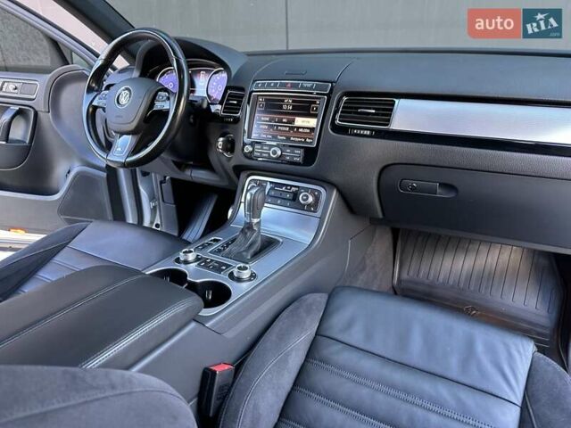 Серый Фольксваген Туарег, объемом двигателя 3 л и пробегом 193 тыс. км за 23450 $, фото 76 на Automoto.ua