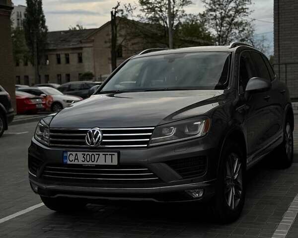 Серый Фольксваген Туарег, объемом двигателя 3 л и пробегом 190 тыс. км за 24000 $, фото 4 на Automoto.ua