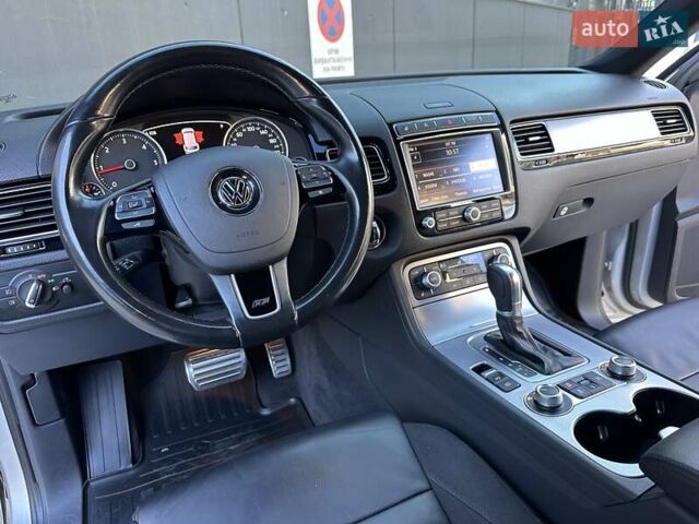 Серый Фольксваген Туарег, объемом двигателя 3 л и пробегом 193 тыс. км за 23450 $, фото 84 на Automoto.ua