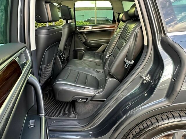 Сірий Фольксваген Туарег, об'ємом двигуна 3 л та пробігом 71 тис. км за 10000 $, фото 12 на Automoto.ua