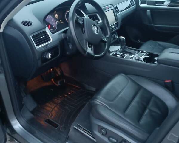 Серый Фольксваген Туарег, объемом двигателя 3.6 л и пробегом 165 тыс. км за 17500 $, фото 1 на Automoto.ua