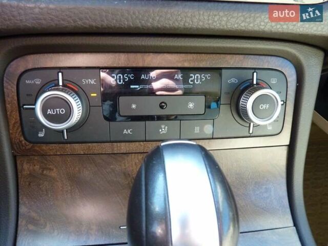 Серый Фольксваген Туарег, объемом двигателя 2.97 л и пробегом 178 тыс. км за 24200 $, фото 7 на Automoto.ua