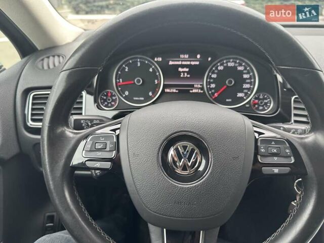 Серый Фольксваген Туарег, объемом двигателя 2.97 л и пробегом 196 тыс. км за 28000 $, фото 21 на Automoto.ua