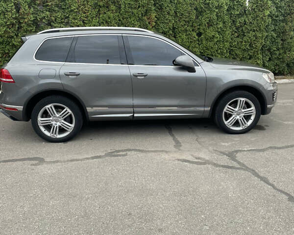 Серый Фольксваген Туарег, объемом двигателя 2.97 л и пробегом 266 тыс. км за 27999 $, фото 4 на Automoto.ua