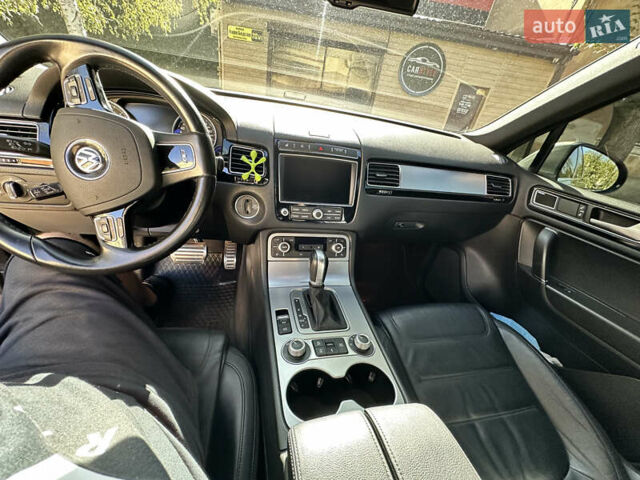 Серый Фольксваген Туарег, объемом двигателя 2.97 л и пробегом 240 тыс. км за 27500 $, фото 12 на Automoto.ua