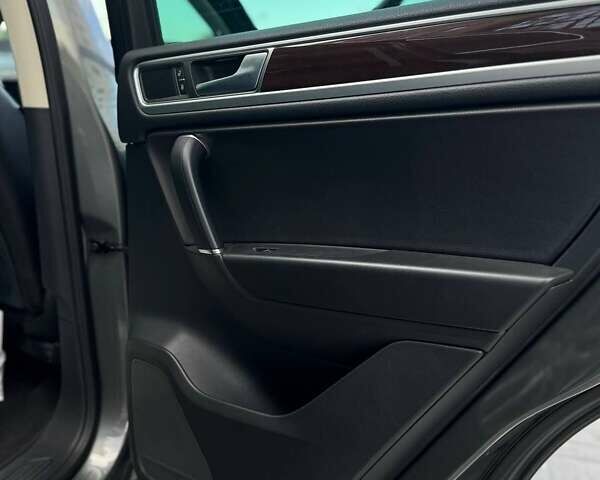 Серый Фольксваген Туарег, объемом двигателя 3 л и пробегом 190 тыс. км за 24000 $, фото 18 на Automoto.ua