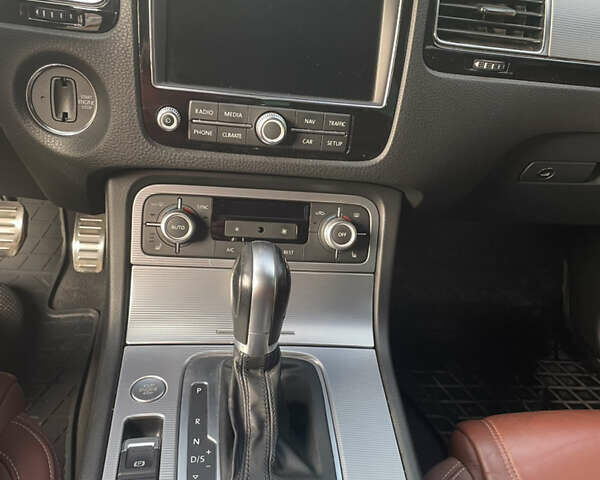 Серый Фольксваген Туарег, объемом двигателя 2.97 л и пробегом 266 тыс. км за 27999 $, фото 8 на Automoto.ua