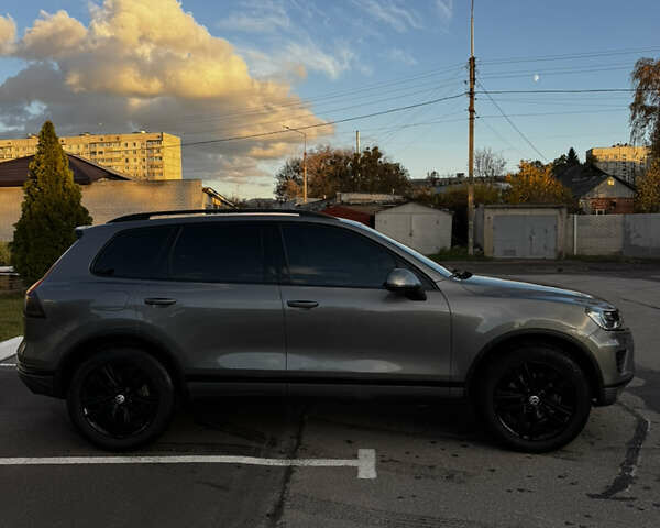 Серый Фольксваген Туарег, объемом двигателя 2.97 л и пробегом 220 тыс. км за 23500 $, фото 2 на Automoto.ua