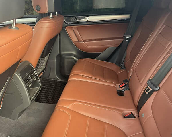 Серый Фольксваген Туарег, объемом двигателя 2.97 л и пробегом 266 тыс. км за 27999 $, фото 7 на Automoto.ua