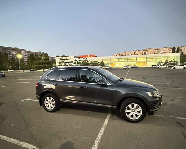 Серый Фольксваген Туарег, объемом двигателя 2.97 л и пробегом 186 тыс. км за 23500 $, фото 2 на Automoto.ua