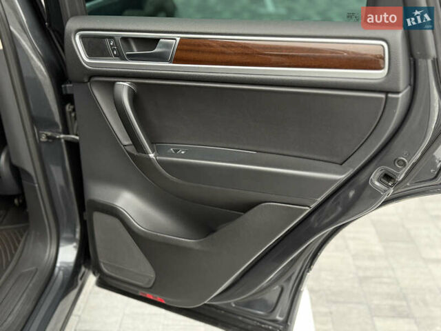 Серый Фольксваген Туарег, объемом двигателя 3 л и пробегом 186 тыс. км за 22500 $, фото 24 на Automoto.ua