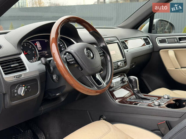 Серый Фольксваген Туарег, объемом двигателя 3 л и пробегом 228 тыс. км за 24900 $, фото 23 на Automoto.ua