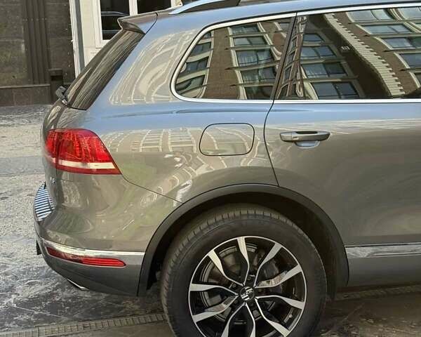 Сірий Фольксваген Туарег, об'ємом двигуна 3.6 л та пробігом 145 тис. км за 19000 $, фото 26 на Automoto.ua