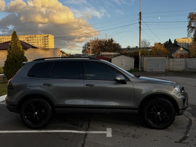 Серый Фольксваген Туарег, объемом двигателя 3 л и пробегом 200 тыс. км за 23500 $, фото 2 на Automoto.ua