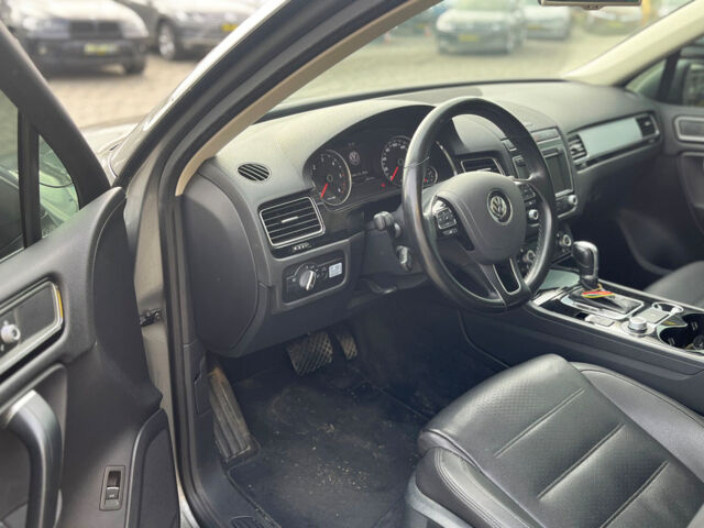 Серый Фольксваген Туарег, объемом двигателя 3 л и пробегом 176 тыс. км за 25000 $, фото 7 на Automoto.ua