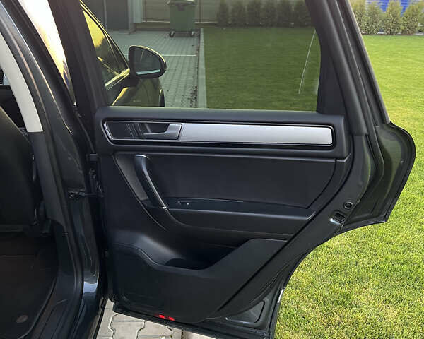 Серый Фольксваген Туарег, объемом двигателя 2.97 л и пробегом 200 тыс. км за 28500 $, фото 38 на Automoto.ua