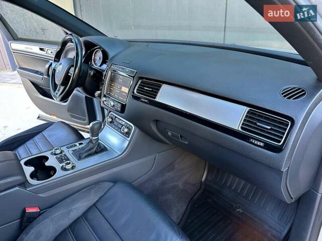 Серый Фольксваген Туарег, объемом двигателя 3 л и пробегом 193 тыс. км за 23450 $, фото 45 на Automoto.ua
