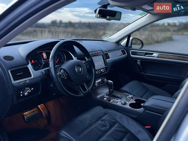 Серый Фольксваген Туарег, объемом двигателя 3 л и пробегом 205 тыс. км за 27500 $, фото 47 на Automoto.ua