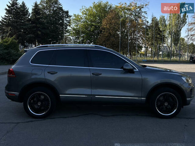 Сірий Фольксваген Туарег, об'ємом двигуна 2.97 л та пробігом 220 тис. км за 21400 $, фото 3 на Automoto.ua