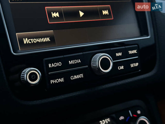 Серый Фольксваген Туарег, объемом двигателя 3 л и пробегом 205 тыс. км за 27500 $, фото 65 на Automoto.ua