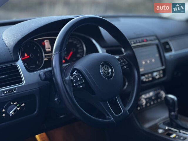 Серый Фольксваген Туарег, объемом двигателя 3 л и пробегом 205 тыс. км за 27500 $, фото 48 на Automoto.ua