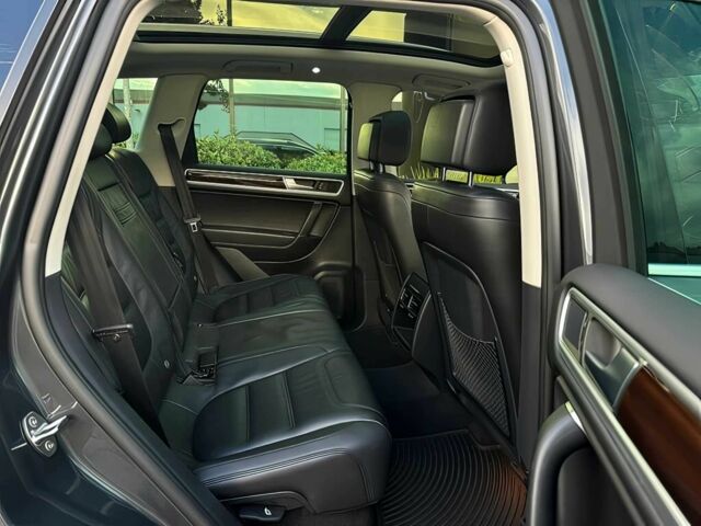 Сірий Фольксваген Туарег, об'ємом двигуна 3 л та пробігом 71 тис. км за 10000 $, фото 13 на Automoto.ua