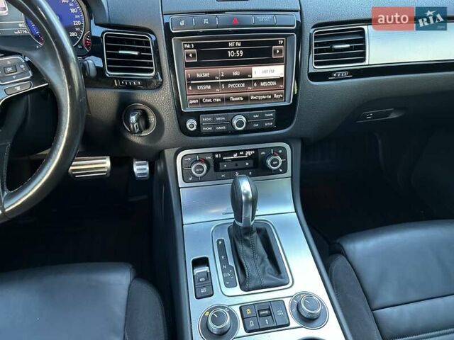 Серый Фольксваген Туарег, объемом двигателя 3 л и пробегом 193 тыс. км за 23450 $, фото 94 на Automoto.ua