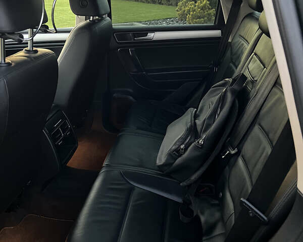 Серый Фольксваген Туарег, объемом двигателя 2.97 л и пробегом 200 тыс. км за 28500 $, фото 55 на Automoto.ua