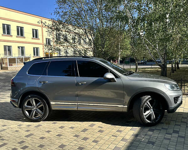 Серый Фольксваген Туарег, объемом двигателя 2.97 л и пробегом 240 тыс. км за 27500 $, фото 17 на Automoto.ua