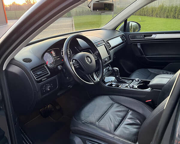 Серый Фольксваген Туарег, объемом двигателя 2.97 л и пробегом 200 тыс. км за 28500 $, фото 46 на Automoto.ua