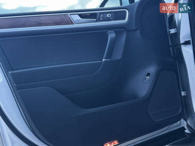 Серый Фольксваген Туарег, объемом двигателя 3 л и пробегом 205 тыс. км за 27500 $, фото 41 на Automoto.ua