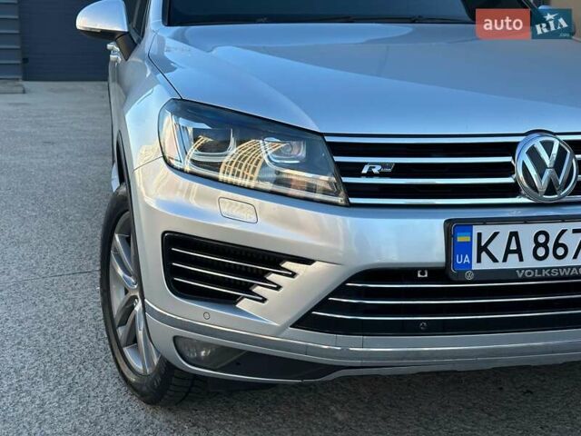 Серый Фольксваген Туарег, объемом двигателя 3 л и пробегом 193 тыс. км за 23450 $, фото 2 на Automoto.ua