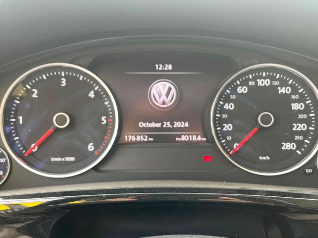 Серый Фольксваген Туарег, объемом двигателя 3 л и пробегом 176 тыс. км за 25000 $, фото 13 на Automoto.ua