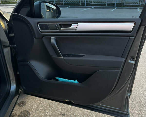 Серый Фольксваген Туарег, объемом двигателя 2.97 л и пробегом 220 тыс. км за 23500 $, фото 24 на Automoto.ua