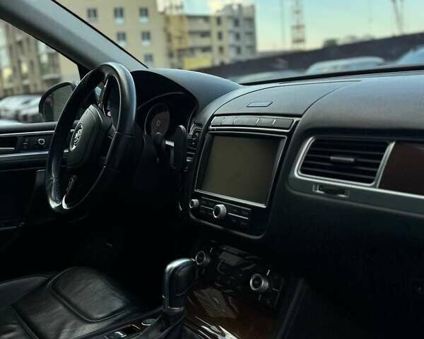 Серый Фольксваген Туарег, объемом двигателя 3 л и пробегом 190 тыс. км за 24000 $, фото 20 на Automoto.ua