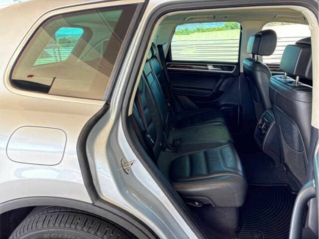 Серый Фольксваген Туарег, объемом двигателя 3 л и пробегом 76 тыс. км за 14000 $, фото 10 на Automoto.ua