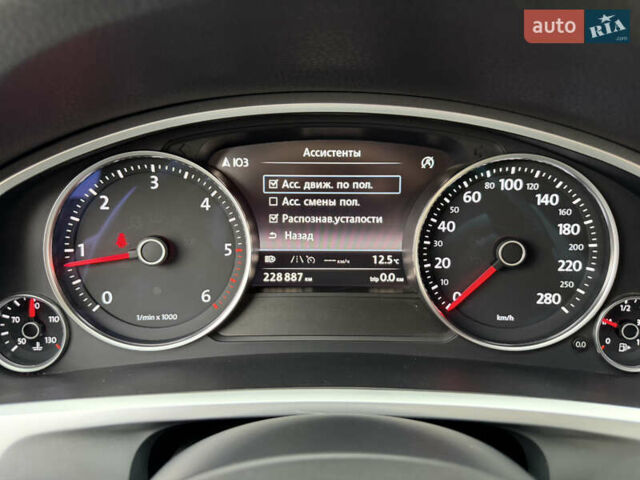 Серый Фольксваген Туарег, объемом двигателя 3 л и пробегом 228 тыс. км за 24900 $, фото 53 на Automoto.ua